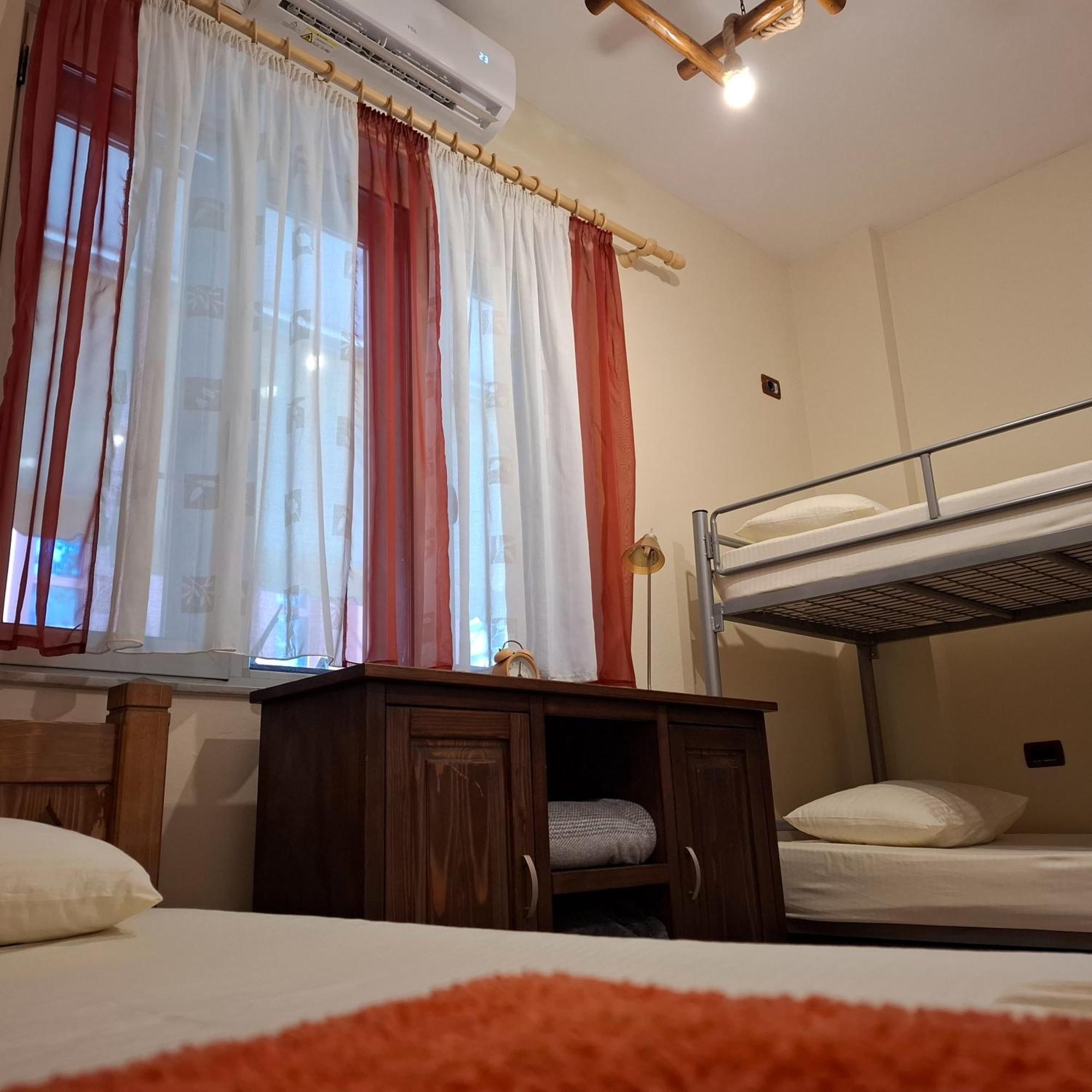 Hostel Nena Semi ティラナ エクステリア 写真